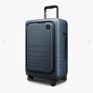 Almost New Monos Carry-on pro in Ocean Blue